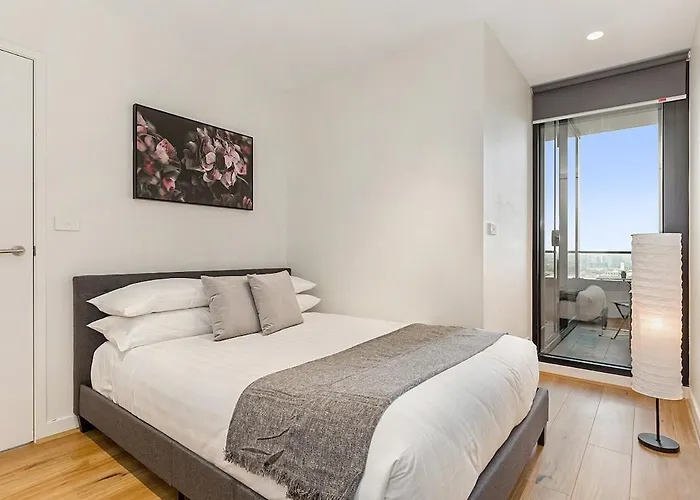 Sunshine Cbd Apt With Stunning Views Plus Pool